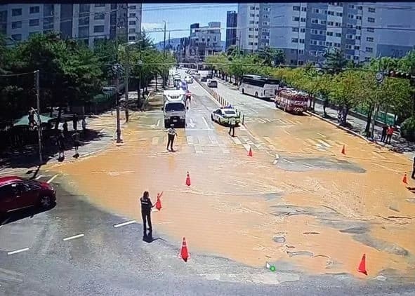 서산 예천동 수도관 파열…도로 통제·주변 단수 우려