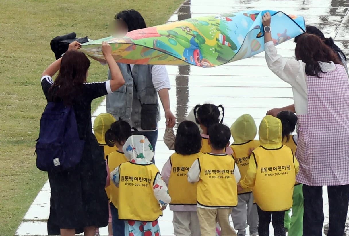 내일 전국 비에 기온 뚝…일교차 15도 복장 조절