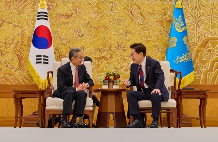 이 대통령 “한중관계 전면 복원 성과”…왕이 부장 접견