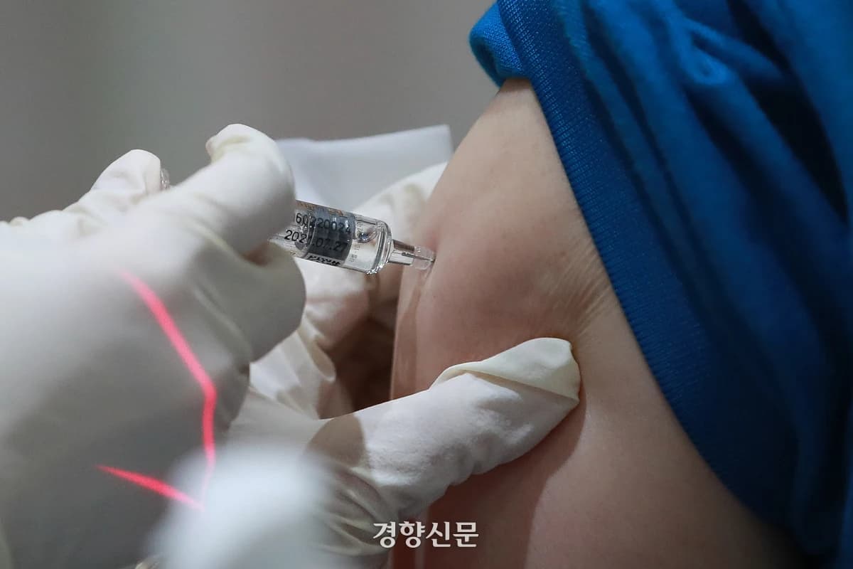 코로나19 필수예방접종 전환…10월12일부터 고위험군 접종