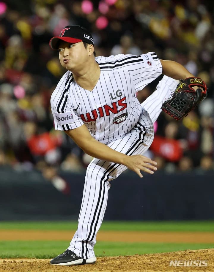 고우석, 1078일 만의 KBO 세이브…LG 삼성에 역전승 5연속