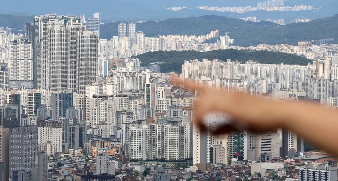 서울 아파트값 1년새 15%↑…8월 거래량 46% 급감