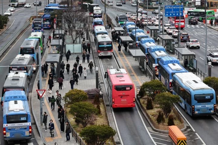 버스·열차 증회, 교통비 환급 확대로 출퇴근 혼잡 완화