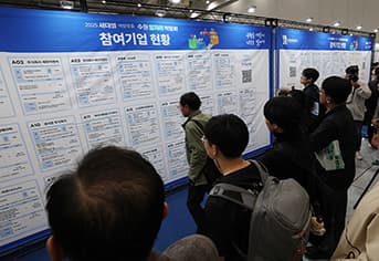 회사가 어려울 때 직원 해고 걱정 덜어준다! 고용유지지원금 조건 완화, 신청기간도 3개월로 늘어난다