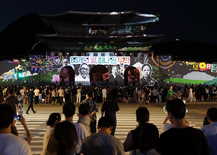 광화문광장, 80년 역사의 기록을 담은 ‘광복 80주년 국가기록특별전’ 개막… 시민들의 향수와 자긍심 고취