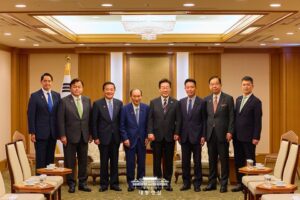 이재명 대통령, 스가 요시히데 전 총리와 기념촬영… 한일 의원 간 교류 강화 시사