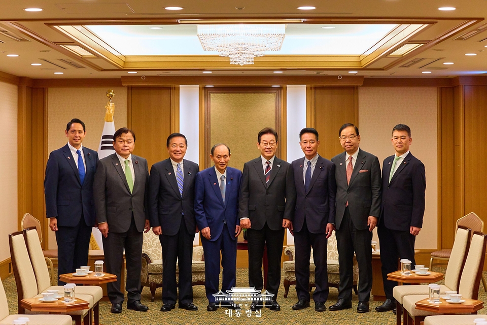 이재명 대통령, 스가 요시히데 전 총리와 기념촬영… 한일 의원 간 교류 강화 시사