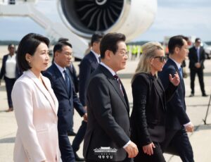 이재명 대통령, 김혜경 여사, 워싱턴DC 앤드루스 공군기지 도착… 조슈아 킴 대령과 악수하며 한미 관계 강화 시사