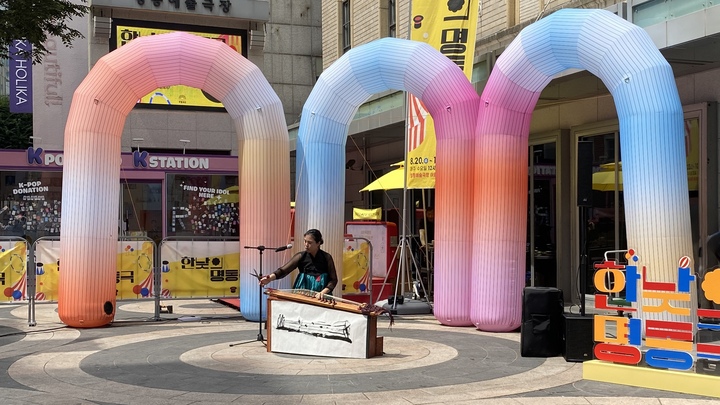 당신도 예술가 된다! 명동에서 펼쳐지는 무료 거리공연, '한낮의 명동극'