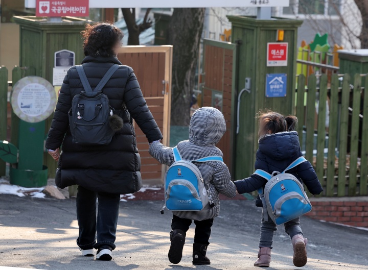육아 혜택 확대, 시간과 돈으로 지원한다.