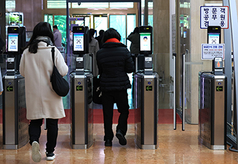 내년부터 공무원 월급 최대 205만원 더 받는다 저연차 공무원은 6.6% 인상 확정