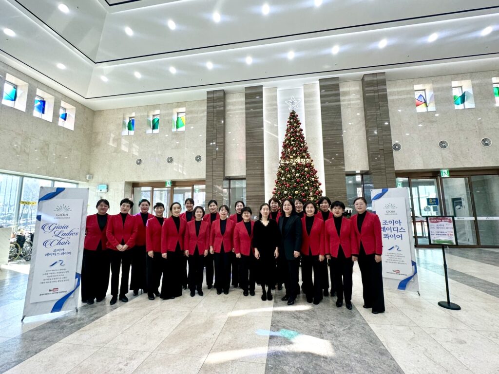 조이아레이디스콰이어 단원 일동이 기념촬영하는 모습