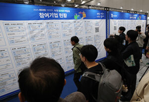 회사가 어려울 때 직원 해고 걱정 덜어준다! 고용유지지원금 조건 완화, 신청기간도 3개월로 늘어난다