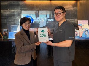 왼쪽부터 초록우산 박정숙 경북지역본부장, 우리눈안과 배준성 원장