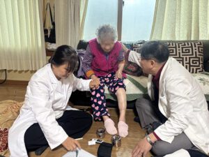 거동 불편한 어르신 댁으로 의사가 직접 찾아간다