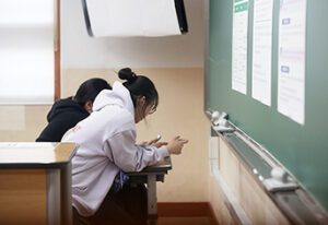 3월부터 학생 스마트폰 사용 제한…해상풍력·중고차 제도도 변화