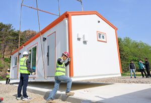 집 잃은 이웃에게 꼭 맞는 임시 주택 지어준다