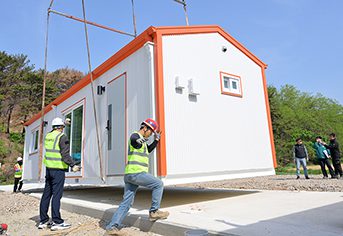 집 잃은 이웃에게 꼭 맞는 임시 주택 지어준다