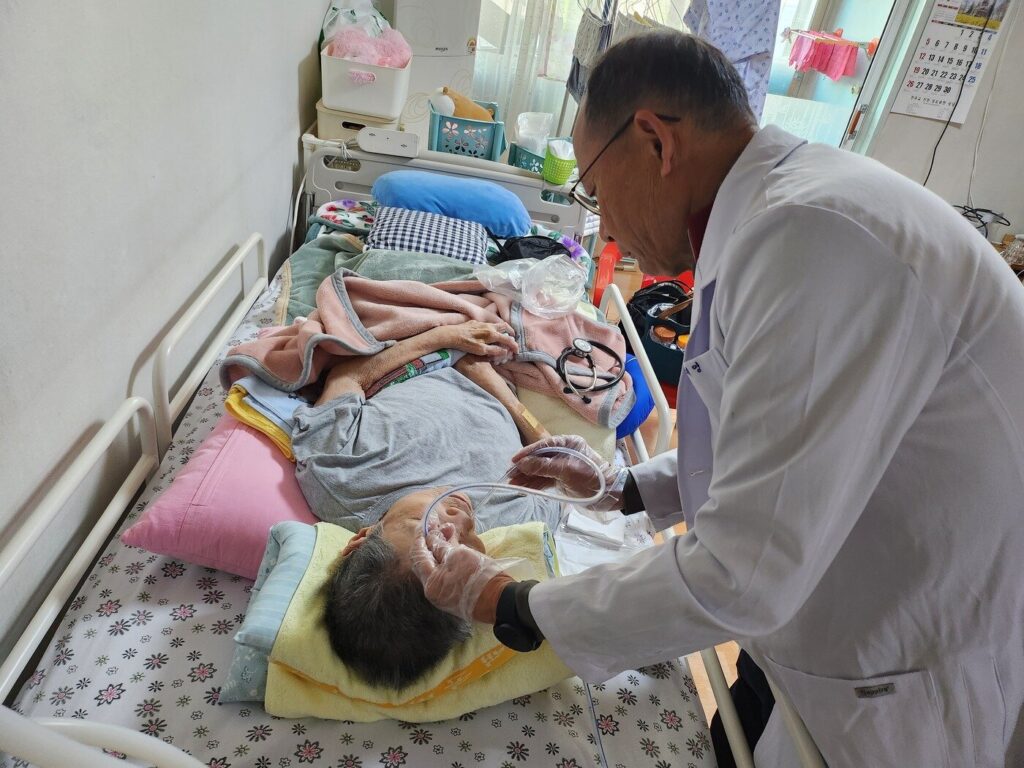 돌봄 필요한 어르신 집에서 지내도록 나라가 돕는다