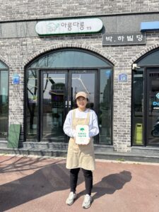 아롱다롱 서주현 대표가 초록우산 나눔가게 현판을 들고 기념촬영을 하고 있다.