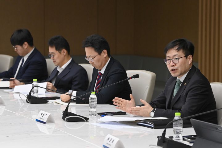 우리 기업 지키려 정부와 민간이 머리를 맞댔다